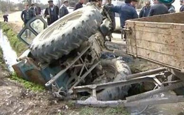 Traktor yol kənarına aşdı -  Sürücü ağır yaralandı