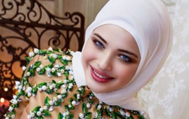 “17 yaşlı çeçen model hicab reklamında çəkildi, tənqid olundu - Fotosessiya