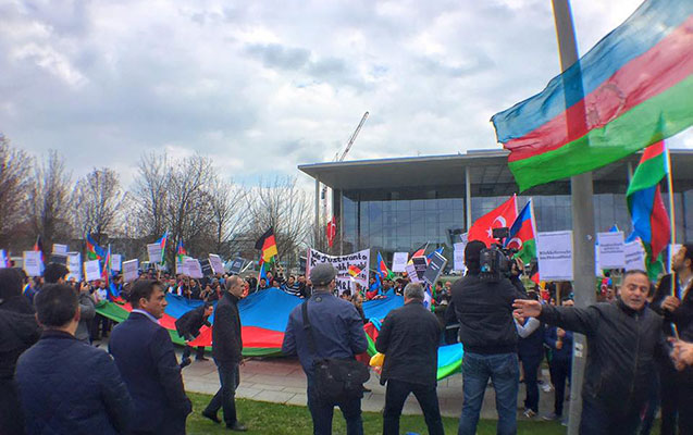Sarkisyan Berlində etirazla qarşılandı - Azərbaycanlıların mitinqi +Foto