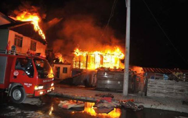 Bakıda bitişik həyət evləri yandı - Foto