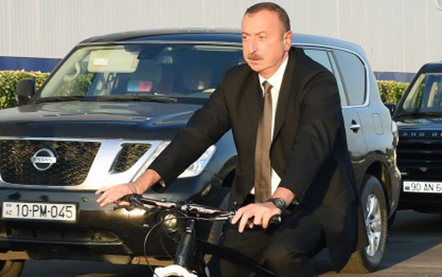 “İlham Əliyev velosiped sürdü - Fotolar