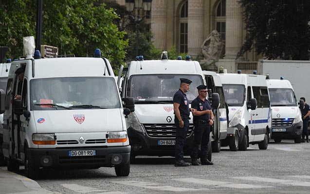 Fransada terror planlaşdıran 3 qadın həbs olundu - Biri polisi bıçaqladı