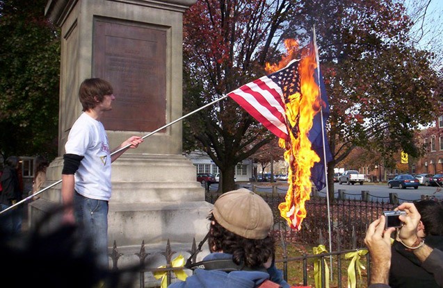 “Trampa etiraz olaraq - ABŞ bayrağını yandırdılar