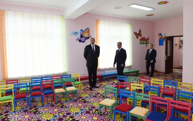 İlham Əliyev məktəb binasının açılışında - Fotolar
