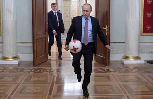 Putin Kremldə futbol oynadı - Fotolar