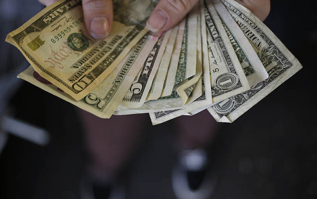Dollar bir az da ucuzlaşdı - Mərkəzi Bank açıqladı
