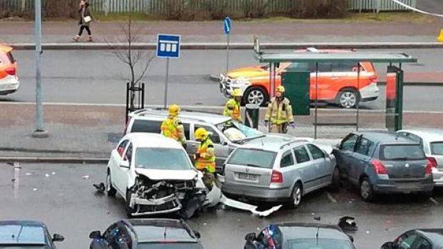 Finlandiyada avtomobil izdihama çırpıldı