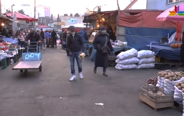 Azərbaycanlı çempion bazarda limon satır - Video