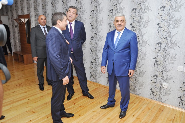 Rövnəq Abdullayevdən neftçilərə mənzil hədiyyəsi
