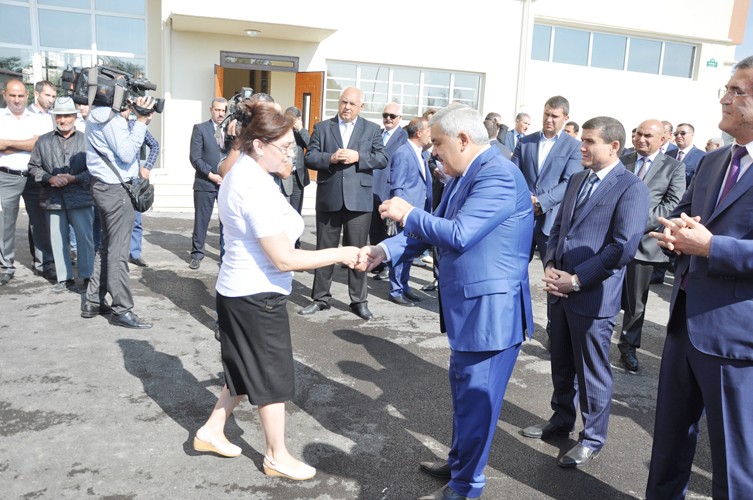 Rövnəq Abdullayevdən neftçilərə mənzil hədiyyəsi