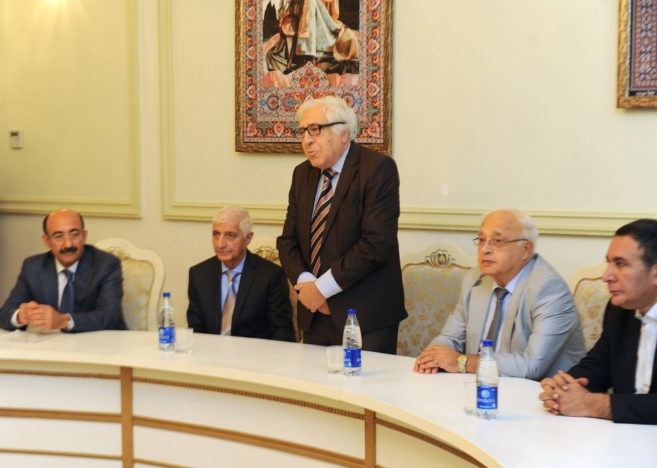 Nazir xalq şairinə &ldquo;Şərəf&rdquo; ordenini təqdim etdi - Foto