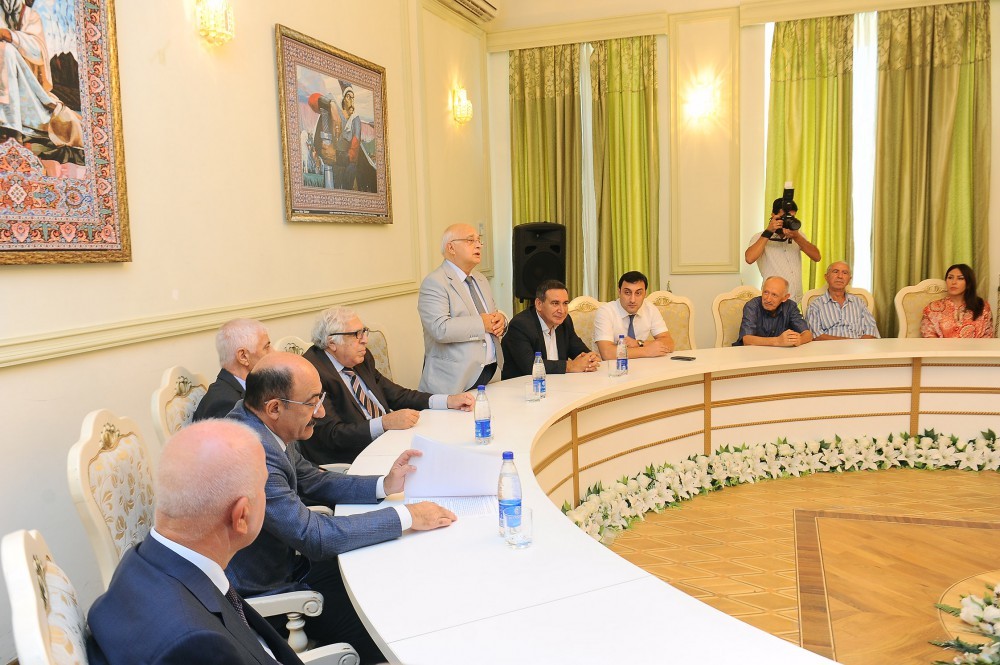 Nazir xalq şairinə &ldquo;Şərəf&rdquo; ordenini təqdim etdi - Foto