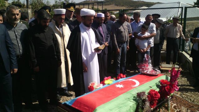 640 balla universitet qazanmışdı...  -  Şəhidin dəfnindən fotolar