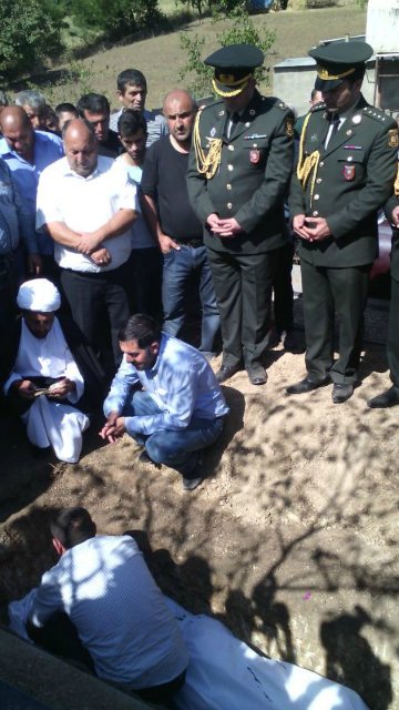 640 balla universitet qazanmışdı...  -  Şəhidin dəfnindən fotolar