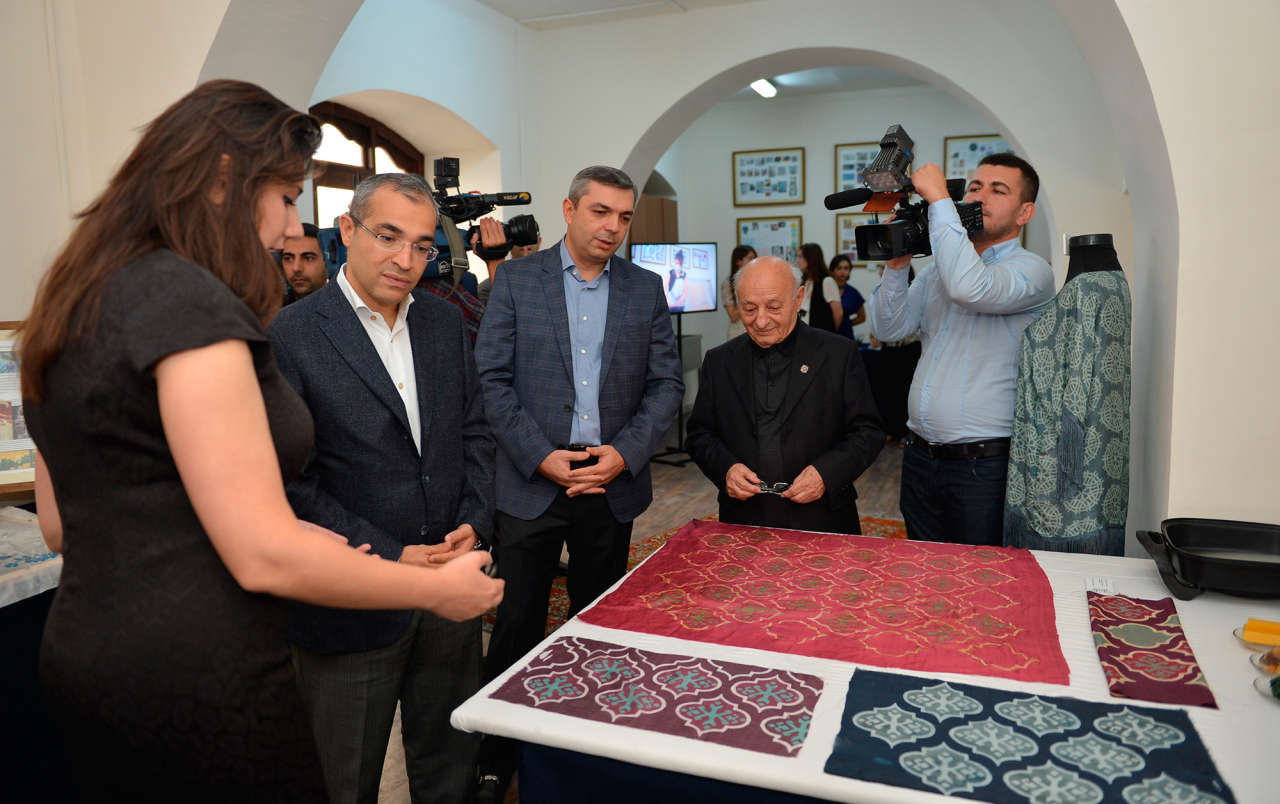 Nazir İçərişəhərdə sərgidə  -  Foto