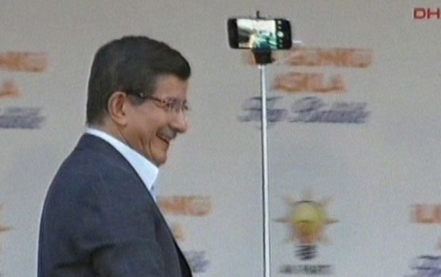 Davudoğlu mitinqdə selfie &ccedil;əkdi - Fotolar