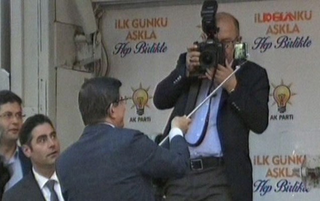 Davudoğlu mitinqdə selfie &ccedil;əkdi - Fotolar