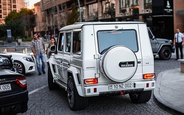 Bakı küçələrindəki milyonluq maşınlar kimindi? -  Fotolar