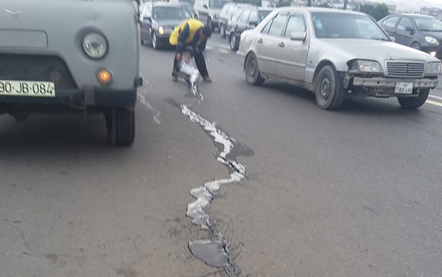 Sumqayıt yolu ikiyə bölündü  -  Fotolar