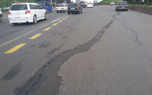 Sumqayıt yolu ikiyə bölündü  -  Fotolar