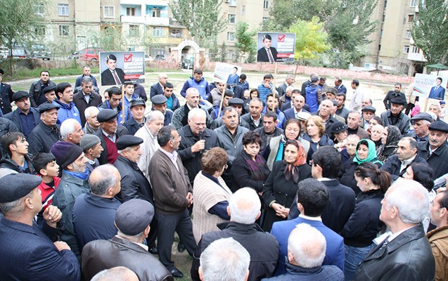 Fuad Muradov 10 gün ərzində 100-ə yaxın binanın sakinləri ilə görüşüb