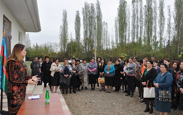 Qənirə Paşayeva Bozalqanlıda seçicilərlə görüşdü