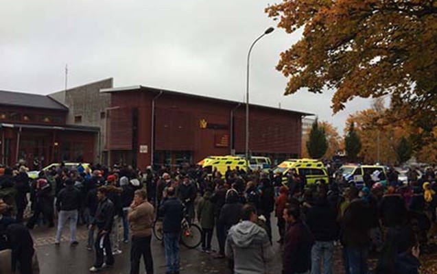 Məktəbə qılıncla h&uuml;cum etdi - 5 yaralı + Fotolar