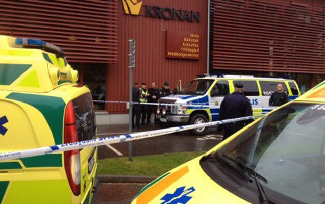 Məktəbə qılıncla h&uuml;cum etdi - 5 yaralı + Fotolar