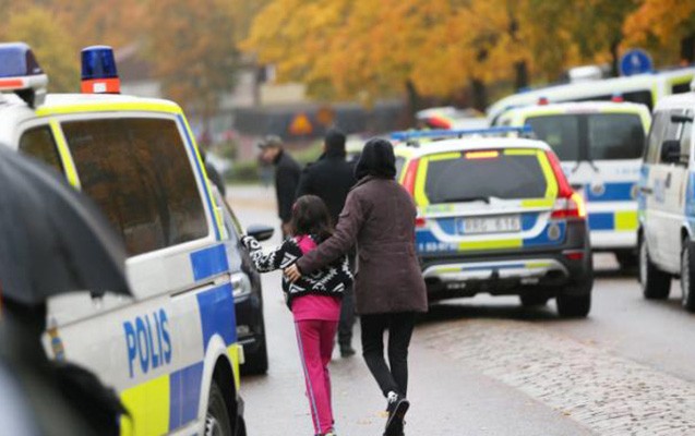 Məktəbə qılıncla h&uuml;cum etdi - 5 yaralı + Fotolar