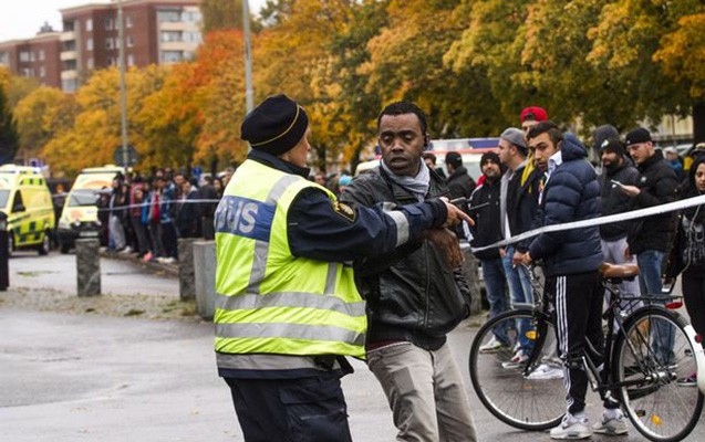 Məktəbə qılıncla h&uuml;cum etdi - 5 yaralı + Fotolar