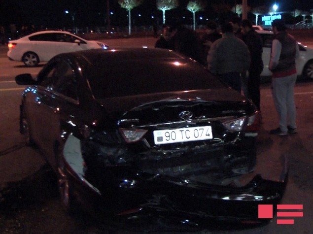 Bakıda qadın qəza t&ouml;rətdi - Maşın aşdı+Fotolar