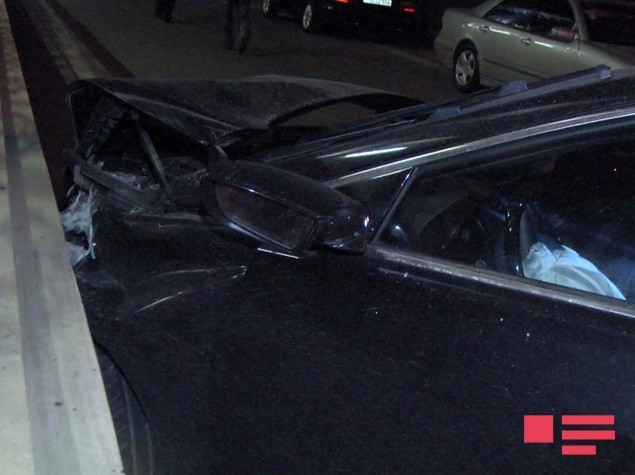 Bakıda qadın qəza t&ouml;rətdi - Maşın aşdı+Fotolar