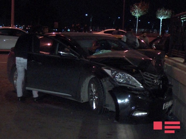 Bakıda qadın qəza t&ouml;rətdi - Maşın aşdı+Fotolar