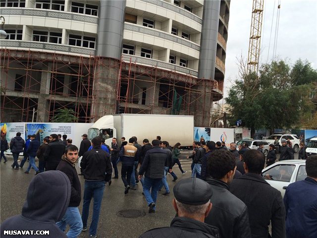 Bakıda fəhlə aksiyası - Maaşlar verilmir+Foto+Video