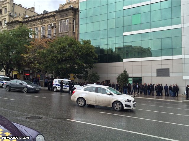Bakıda fəhlə aksiyası - Maaşlar verilmir+Foto+Video