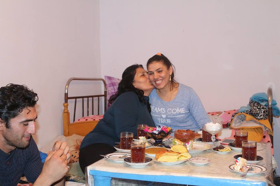 Ailəsinin tək əllə doğulan Diləyi... - Fotolar