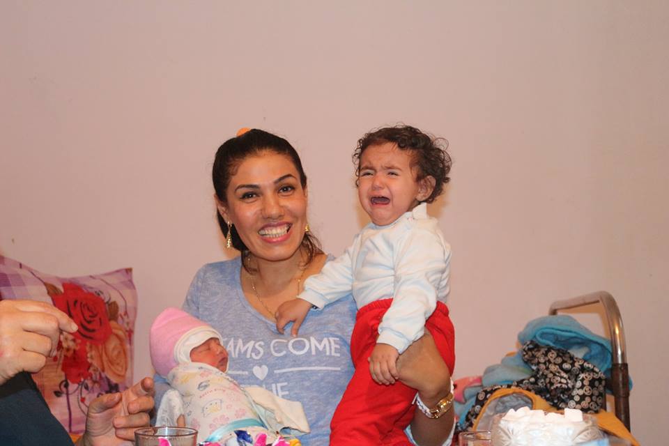 Ailəsinin tək əllə doğulan Diləyi... - Fotolar