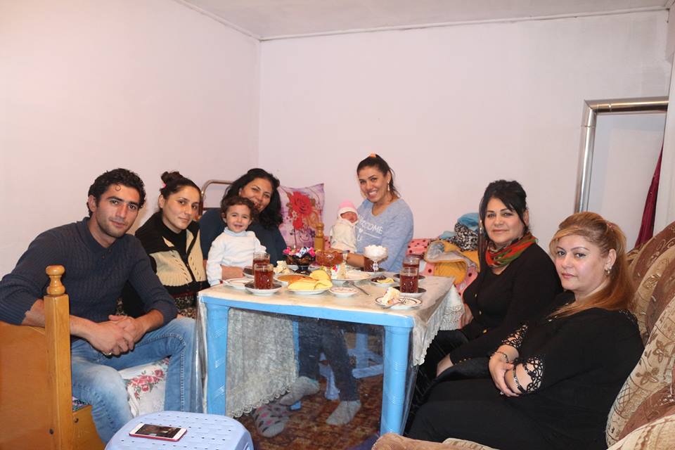 Ailəsinin tək əllə doğulan Diləyi... - Fotolar