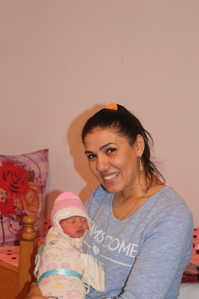 Ailəsinin tək əllə doğulan Diləyi... - Fotolar