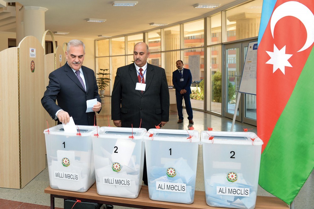 Vasif Talıbov ailə &uuml;zvləri ilə se&ccedil;ki məntəqəsində - Foto