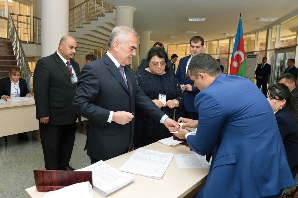 Vasif Talıbov ailə &uuml;zvləri ilə se&ccedil;ki məntəqəsində - Foto