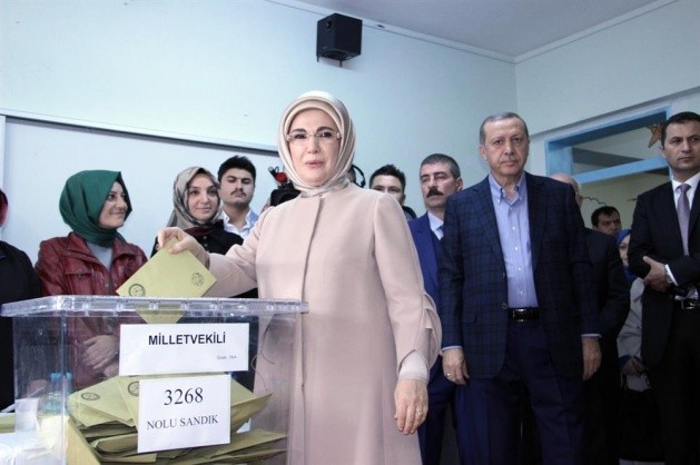 Ərdoğan ailəsi ilə birgə səs verdi -  Fotolar