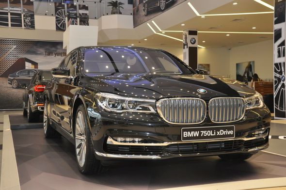 Füzuli Ələkbərov Bakıya yeni 7-seriya BMW gətirdi - Fotolar Füzuli Ələkbərov Bakıya yeni 7-seriya BMW gətirdi - Fotolar