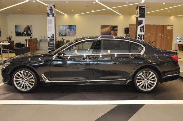 Füzuli Ələkbərov Bakıya yeni 7-seriya BMW gətirdi - Fotolar Füzuli Ələkbərov Bakıya yeni 7-seriya BMW gətirdi - Fotolar