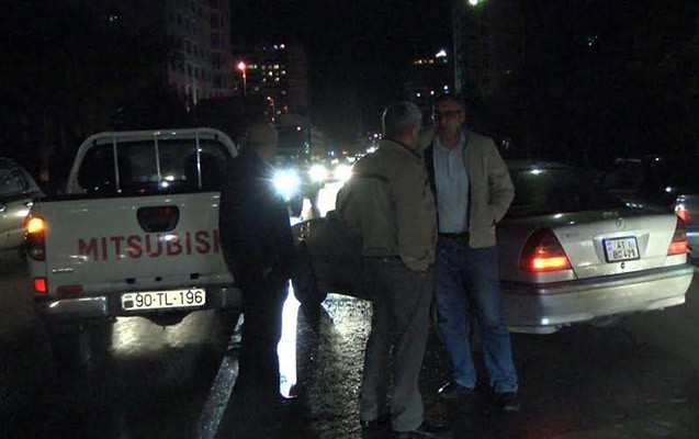 Bakıda tanınmış yazarın maşınını vurdular - Fotolar