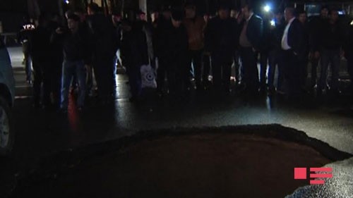 Bakıda yol &ccedil;&ouml;kd&uuml; - Maşın və yoldan &ouml;tən şəxs yarğana d&uuml;şd&uuml; +Foto