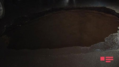 Bakıda yol &ccedil;&ouml;kd&uuml; - Maşın və yoldan &ouml;tən şəxs yarğana d&uuml;şd&uuml; +Foto