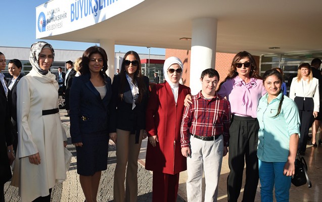 Mehriban Əliyeva Əlillərin Bərpa Mərkəzində - Fotolar Mehriban Əliyeva Əlillərin Bərpa Mərkəzində - Fotolar