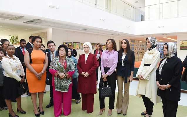 Mehriban Əliyeva Əlillərin Bərpa Mərkəzində - Fotolar Mehriban Əliyeva Əlillərin Bərpa Mərkəzində - Fotolar