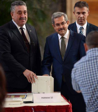 Deputat parlamentə nəvəsi ilə gəldi  -  Fotolar